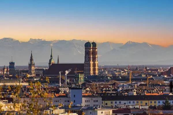 Alpler manzaralı Münih şehri. Rüzgârın estiği bir günde.