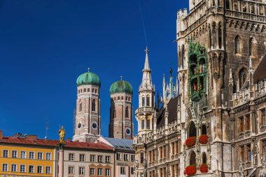 Almanya 'da Marienplatz belediye binası ile Münih silueti