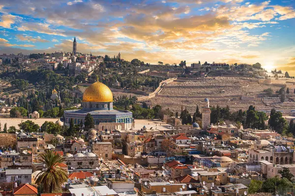 Parlayan Kaya Kubbesi, Kudüs 'ün Eski Şehri' ndeki Tapınak Dağı 'nda bulunan İslami bir türbe.