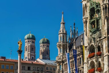 Almanya 'da Marienplatz belediye binası ile Münih silueti