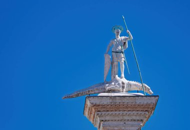 Saint Marks Meydanı 'nda Aziz Theodore Heykeli