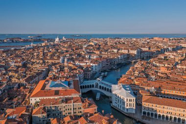 Günbatımında İtalya 'da Ponte Rialto' nun inanılmaz hava manzarası