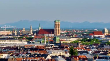 Münih 'teki Frauenkirche' in uzun lens görüntüsü