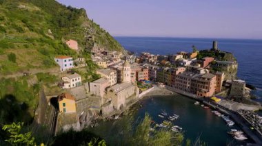Cinque Terre bölgesindeki küçük Vernazza limanı.