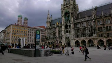 Küresel salgından bir yıl sonra Marienplatz 'da maskeli insanlar.