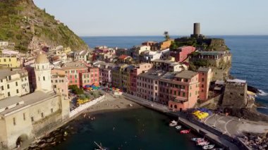 Cinque Terre bölgesindeki küçük Vernazza limanı.