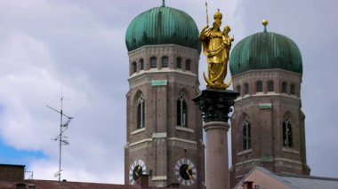 Münih 'in tarihi merkezi, Frauenkirche kuleleri önünde Bakire Meryem' in altın heykeli olan.