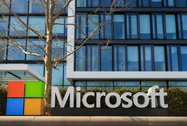 Münih 'teki şirket binasının Microsoft logosu