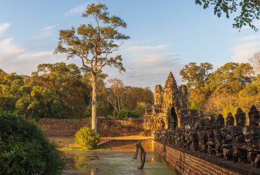 Angkor Thom kompleksinin güney kapısında heykel sırası.