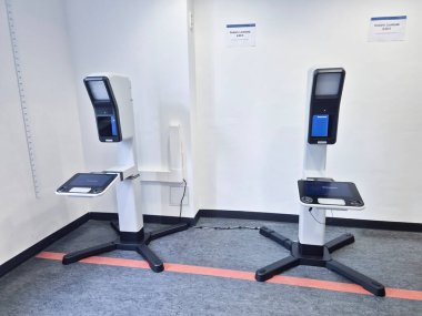 Almanya 'nın Münih kentindeki bir Buergerbuero yurttaşlık bürosundaki yeni dijital self servis fotoğraf terminalleri. Bu fotoğraf kulübeleri pasaport ya da ehliyet gibi resmi kimlik belgeleri için kullanılır..