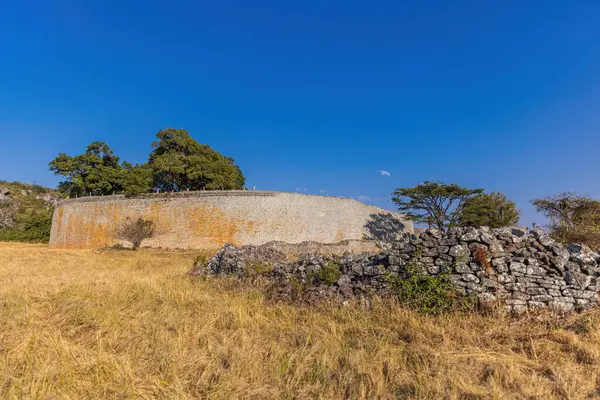 Great Zimbabwe 'nin dış duvarları etkileyici bir kuru taş mimari sergiliyor. Afrika 'nın ortaçağ mirasının önemli bir parçası.