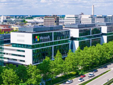 Münih, Almanya 'daki şirket binasının Microsoft logosu