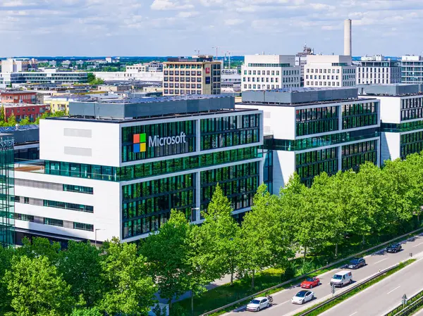 Münih, Almanya 'daki şirket binasının Microsoft logosu