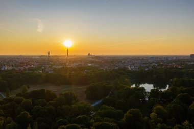 Münih 'teki ikonik Olimpiyat Kulesi Olympiatrum ile gün batımını izlemek