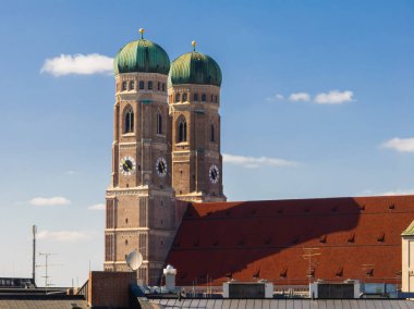 Münih 'teki Iconic Frauenkirche Kuleleri