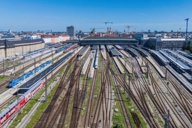 Şehrin ana demiryolu merkezi Munchen Hauptbahnhof 'un insansız hava aracı görüntüsü, demiryolu rayları, platformlar ve çevre kent mimarisi.
