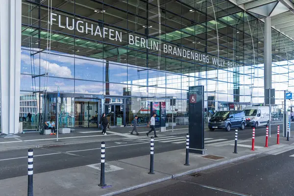 Berlin Brandenburg Uluslararası Havalimanı BER 'nin 1. Terminali ya da Flughafen Berlin Brandenburg Willy Brandt.