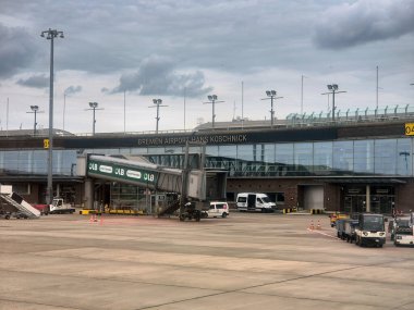 Bremen Havalimanı 'nın dış görüntüsü asfalt alanı gösteriyor.