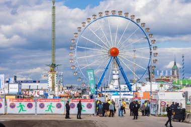 Oktoberfest grounds temporarily shut down after a bomb threat, with police presence and closed festival area.