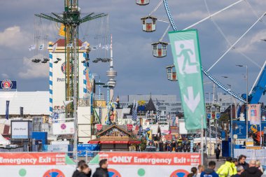 Oktoberfest grounds temporarily shut down after a bomb threat, with police presence and closed festival area.