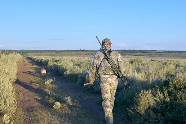 Вид Ззаду Мисливця Йде Ґрунтовій Дорозі Гвинтівкою Спині Полювання Койота — стокове фото