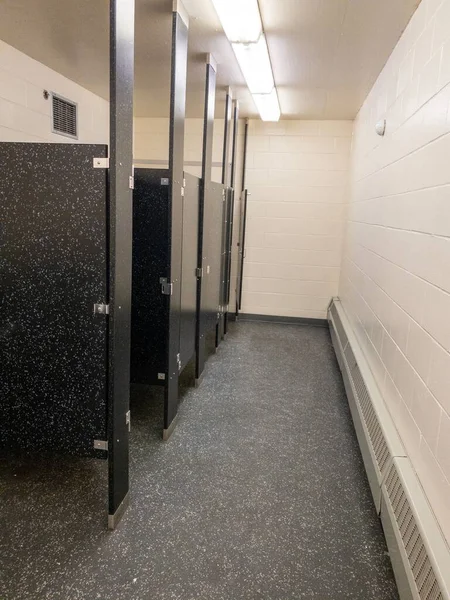 Een Betegeld Openbaar Toilet Met Cabinedeuren Openen Naar Links Verlicht — Stockfoto