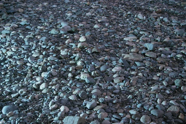 Svart Basaltiska Småsten Bärs Smidigt Genom Inverkan Vatten Flodbädd Full — Stockfoto