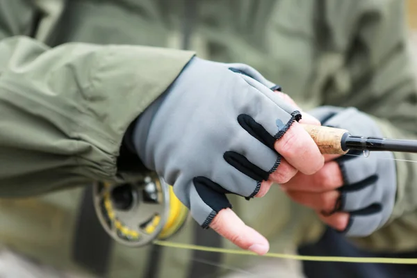 Mannen Bär Skyddande Varma Fingerlösa Handskar För Flugfiske Närbild Händerna — Stockfoto