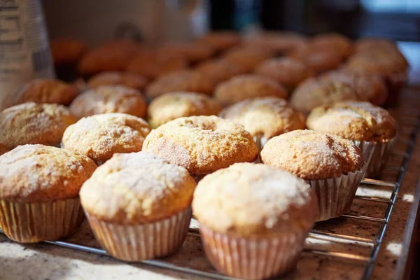 Partij Zelfgebakken Vers Gebakken Cupcakes Muffins Koeling Een Rooster Keuken — Stockfoto