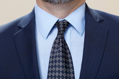 Yakından kravat takan şık sakallı adam.