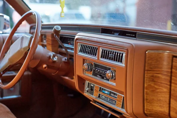 Interior Carro Vintage Clássico Com Painel Marrom Volante Com Guarnição — Fotografia de Stock