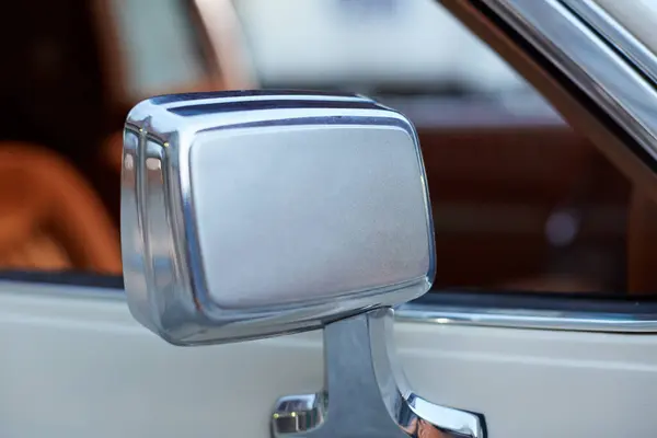 Боковое Зеркало Классическом Белом Винтажном Автомобиле Хромированной Лакированной Отделкой Крупном — стоковое фото