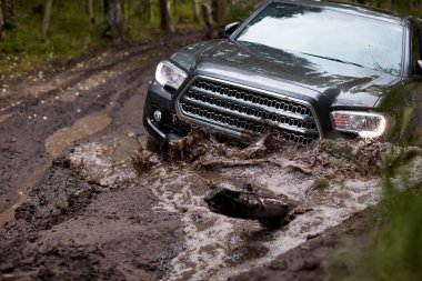 Dört teker çekişli araç bir off-road gezisi sırasında bir orman yolunda çamura saplandı.