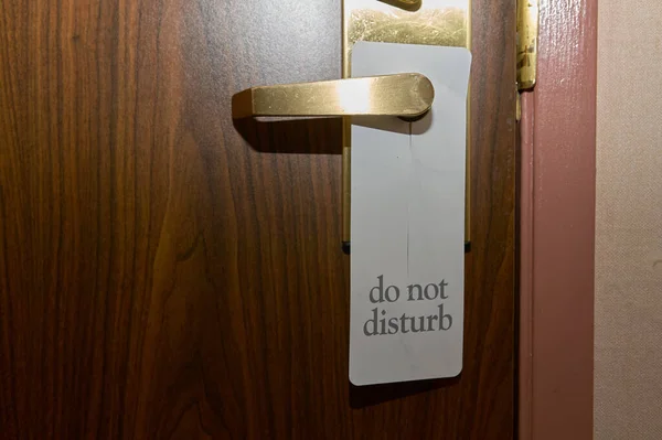 Non Disturbare Cartello Appeso Alla Maniglia Una Porta Hotel Legno — Foto Stock