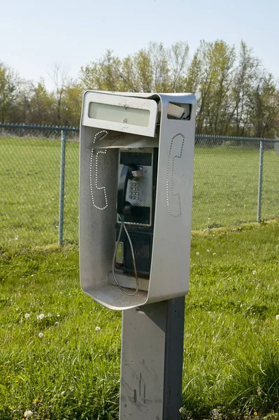 Utomhus Telefonkiosk Gräsbevuxen Landsbygd Med Markbunden Telefon Liten Metallkapsling Stolpe — Stockfoto