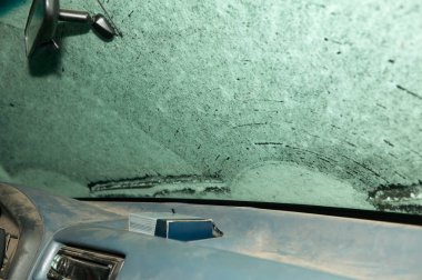 Şiddetli kar yağmış bir aracın ön camı ve ön camı..