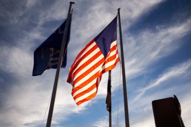 Aydınlatılmış Amerikan ulusal bayrağı, Yıldızlar ve Şeritler ya da Eski Zafer, bayrak direğinden esen rüzgarda dalgalanan
