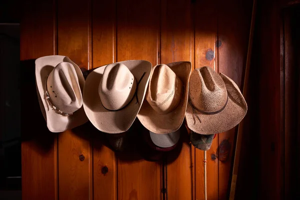 Vier Cowboy Hoeden Opgehangen Rij Houten Wand — Stockfoto