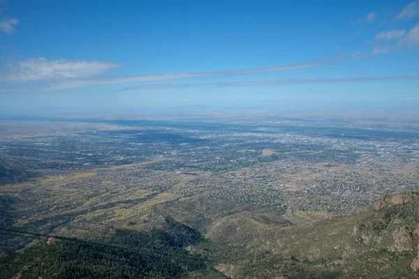 山麓から山頂までの空中サンディア ピーク トラムがあるアルバカーキのサンディア山脈の頂上からの眺め — ストック写真