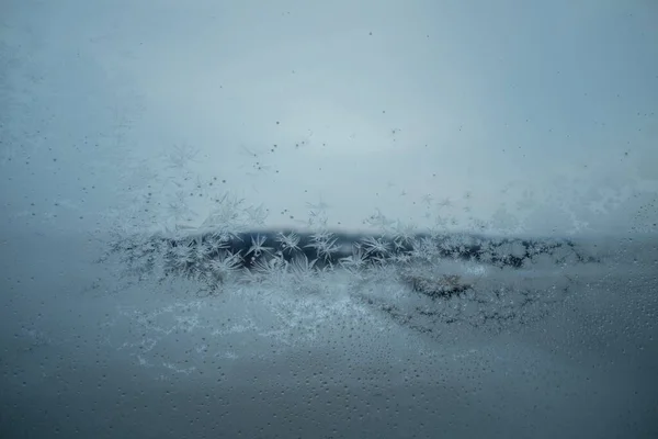 冰封的窗玻璃 冰封的图案 深灰色的冬季风景 背景模糊 — 图库照片