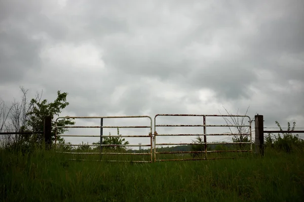 Nuvens Cinzentas Tempestuosas Sobre Campo Fazenda Com Portão Metal Rústico — Fotografia de Stock