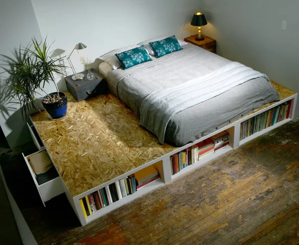 Moderne Trendige Schlafzimmer Mit Bett Auf Einer Plattform Bilden Ein — Stockfoto