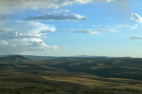 Een Panoramisch Uitzicht Een Amerikaans Dor Landschap Met Verre Glooiende — Stockfoto