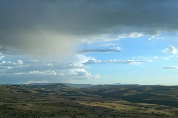 怀俄明州西南部一片干旱贫瘠的风景 天空和云朵一片 从高处俯瞰着广阔的全景 — 图库照片