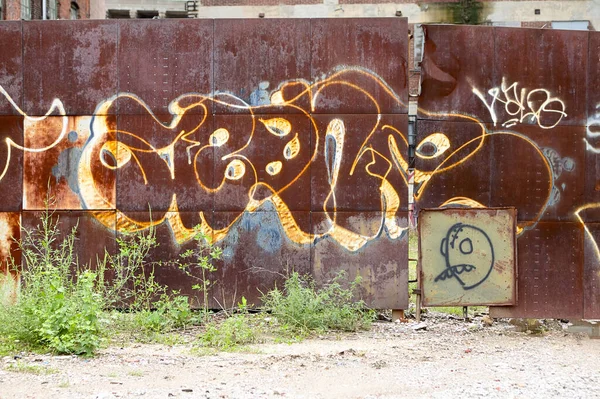 Mural Graffiti Pintado Cerca Sucia Aire Libre —  Fotos de Stock