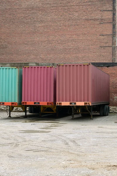 Διάφορα Ρυμουλκούμενα Βαρέων Φορτηγών Μεταφορών Εμπορευμάτων Σταθμευμένα Μια Εμπορική Αποθήκη — Φωτογραφία Αρχείου