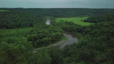 Kuzey Dakota 'daki Pembina Nehri' nin kıyısındaki eğlence yolu üzerinde hava aracı görüntüleri.