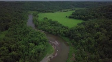 Kuzey Dakota 'daki Pembina Nehri' nin kıyısındaki eğlence yolu üzerinde hava aracı görüntüleri.