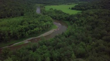 Kuzey Dakota 'daki Pembina Nehri' nin kıyısındaki eğlence yolu üzerinde hava aracı görüntüleri.