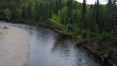 Kuzey Dakota 'daki Pembina Nehri' nin kıyısındaki eğlence yolu üzerinde hava aracı görüntüleri.